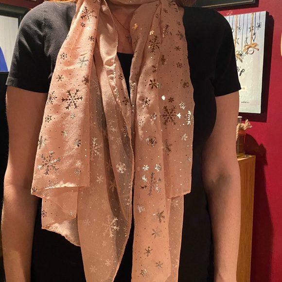 Fabulous Christmas scarves in 3 colours black, pink, and grey little snowflakes - Picture 3 of 3